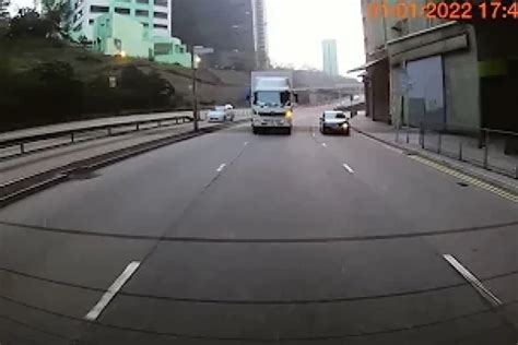 車cam直擊 大貨車連cut兩線撞私家車 車cam 影片 Kkleo