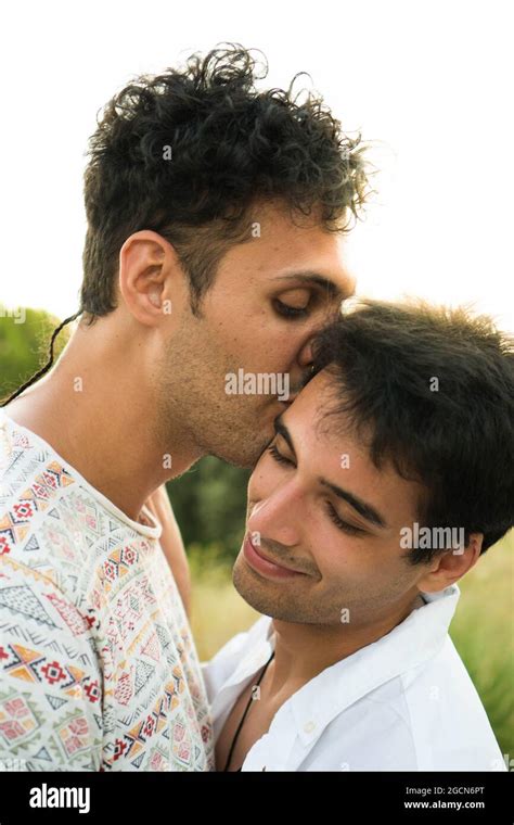 Jeune Couple Gay Amoureux Embrassant Dans La Nature Deux Jeunes Amoureux En Plein Air En T