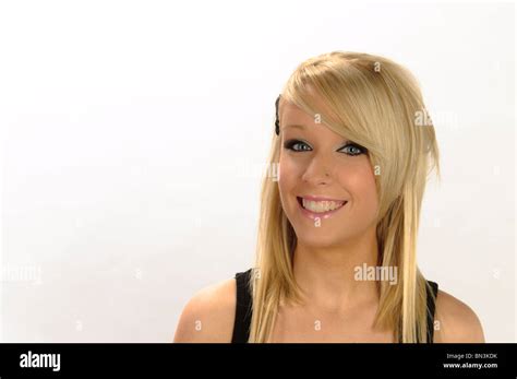 Attractive Blonde Teenage Girl Posing Sur Un Fond Blanc Avec Zone Pour Les Sous Titres Etc