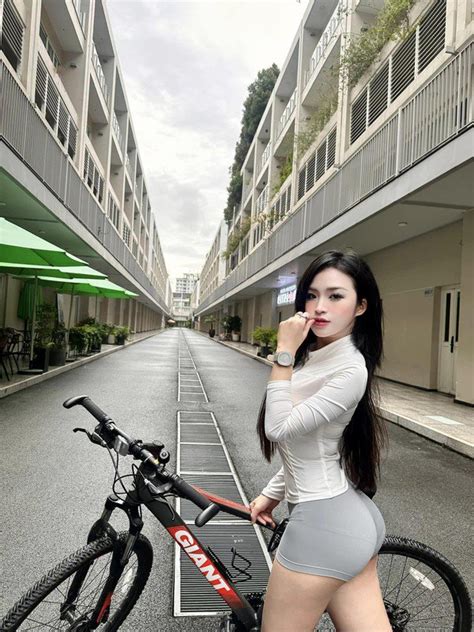 Mặc đồ tập gym ra đường hot girl áo dài gây chú ý