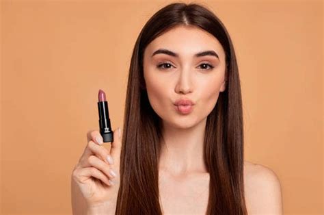 Tips Wajah Agar Tidak Terlihat Pucat Saat Pakai Lipstik Nude Stylo