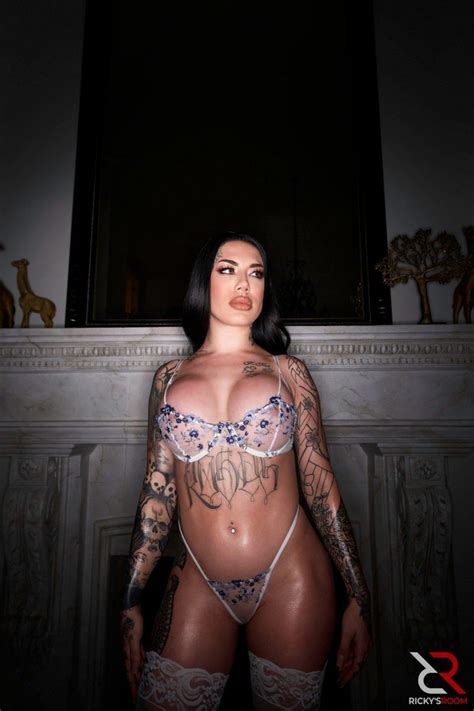 Curvy Alt Beauty Lacey Jayne Enjoys Teasing In Sexy Lingerie And Stockings 20 Photos