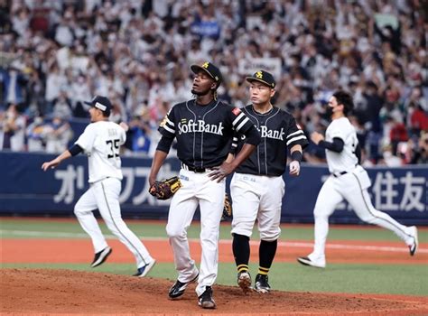 9回2死二、三塁、オリックス・中川圭にサヨナラ打を浴びたモイネロ（撮影・栗木一考） 〝藤本ホークス元年〟僅差の終戦 来季「打倒オリックス」へ鬼宣言 写真・画像 1 1 ｜【西日本新聞me】