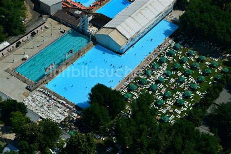 Bukarest Aus Der Vogelperspektive Schwimmbecken Und Liegewiesen Im