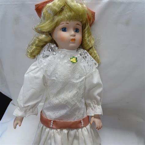 Poup E Blonde En Porcelaine Heritage Mint Ltd Label Emma S