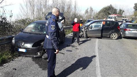 Velletri Violento Incidente Su Via Dei Laghi Coinvolto Un Uomo Di