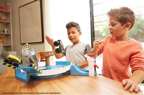 Monster Trucks Lucha Contra El Tibur N Hot Wheels Digamo Uy