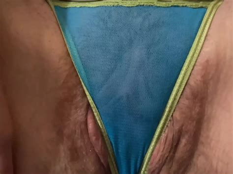 Geweldige Roze Harige Kut Spreidt Zich Uit Onder Doorzichtige Slipje Hete Amerikaanse Milf Close