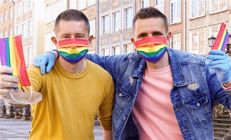 Polonia Coppia Gay Regala Mascherine Arcobaleno Contro Il Covid 19 E L Omofobia Gay It