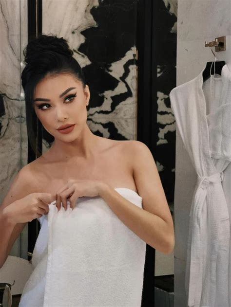 Á hậu Kim Duyên lại đăng ảnh diện bikini làn da nâu gợi cảm cùng 3 vòng nóng bỏng đốt mắt