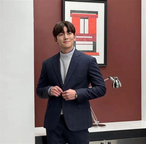 Korean Celebrities Who Go All Out In Their Roles Boldly Appearing Naked On Screen