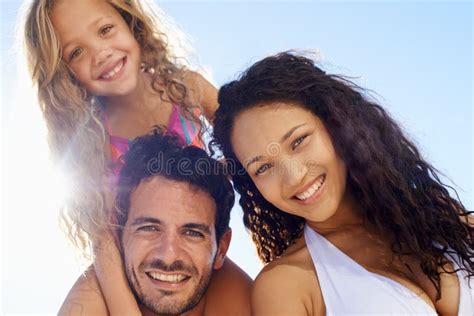 Retrato Da Fam Lia Feliz E Sol Da Praia Juntos Em F Rias De Liga O Ou