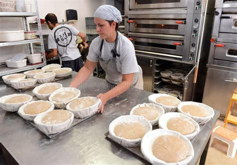 Los Panaderos Que Hacen Las Barras De Pan Hechas A Mano En Una