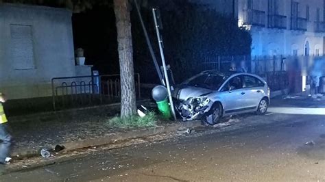 Incidente In Largo Madonna Due Auto Si Scontrano In Salita Una Si