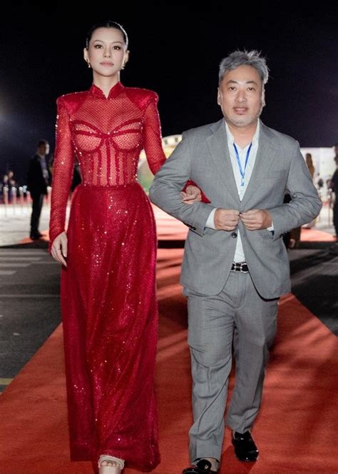 Bùi Lan Hương khoe ảnh bikini nóng bỏng ngoại hình đũa lệch với bạn trai râu tóc bạc gây