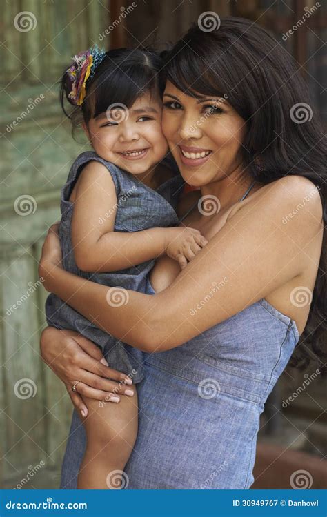 Belles Mère Et Fille De Latina Image stock Image of beau stationnement