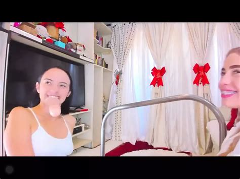 Hai sexy babes trong quần áo deepthroat đào tạo qua một dildo xHamster