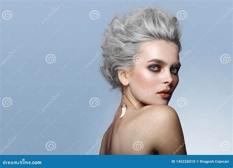 Profilo Di Bello Giovane Modello Con L Acconciatura Grigia Spalle Nude Trucco Occhi