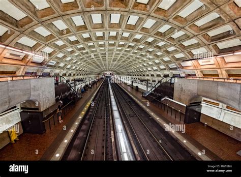 Washington Dc Usa April 27 2017 People Waiting For Train At