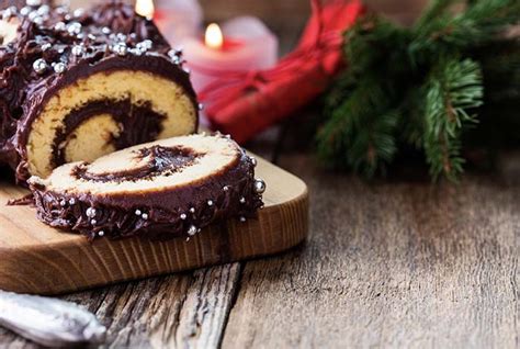 Cyril Lignac dévoile la recette de sa bûche de Noël chocolat et passion