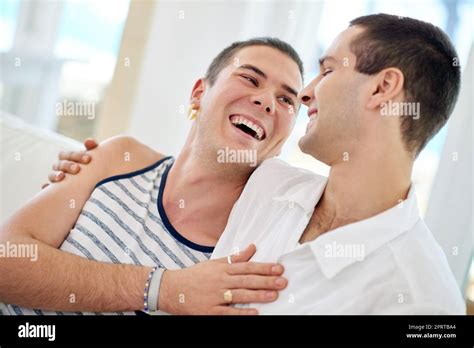 Hes Ma Meilleure Moiti Un Jeune Couple Gay Se D Tendant Sur Un Canap La Maison Photo Stock