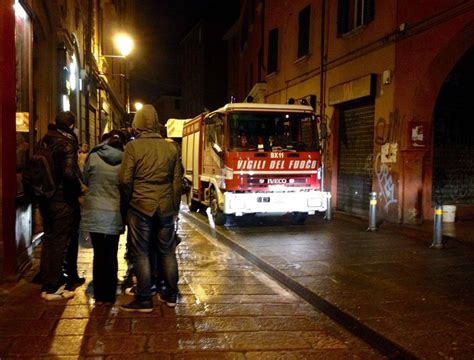 Minaccia Di Buttarsi Da Una Finestra In Via Delle Moline Guarda Le Foto