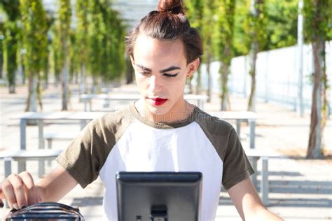 Jonge Latina Transseksuele Vrouw Is In Een Park Waar Ze Haar Make Up Gaat Maken Voor Haar