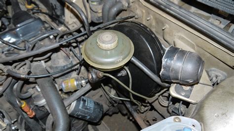 Замена вакуумного усилителя тормозов и защиты двигателя (пластик) Audi ...