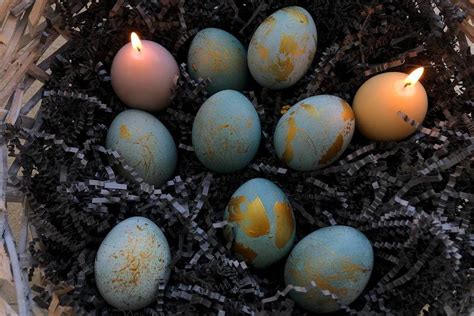 Верующие с куличами и яйцами выстроились в очередь у Иоанновского ...