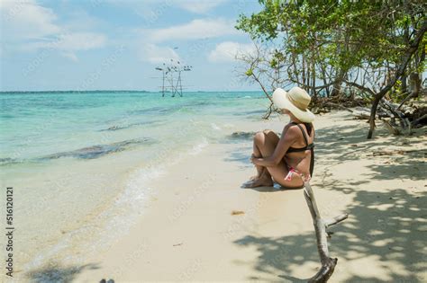 Mujer Con Sombrero Y Bikini Sentada Con Las Piernas Cruzadas Frente A La Playa De Isla En El Mar