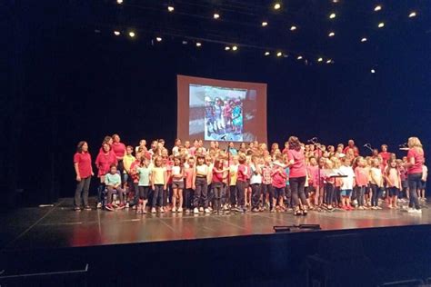 A Flers l école Sévigné Paul Bert a chanté Les P tits Bonheurs au Forum