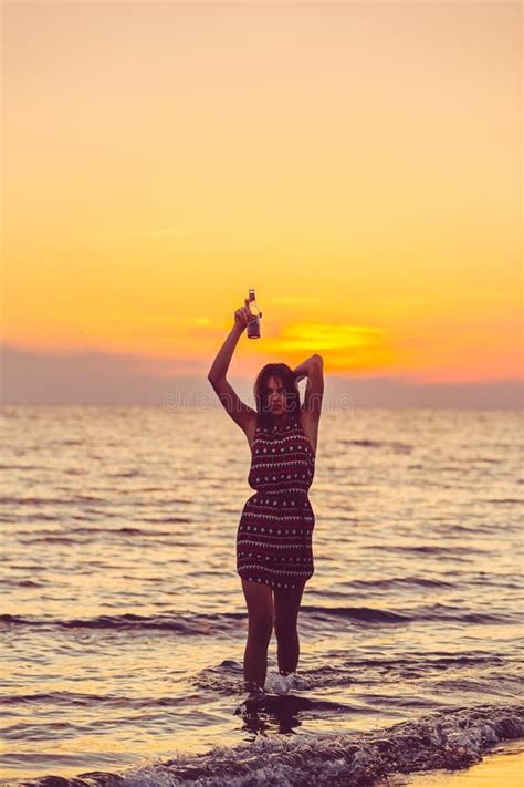 Giovane Donna Attraente Sexy In Bikini Rosso Che Cammina Fuori Al Mare Blu Sulla Spiaggia Piena