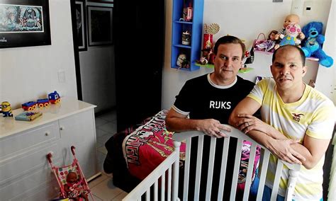 Casal gay ganha na Justiça direito a licença do trabalho após adotar quatro crianças Jornal O