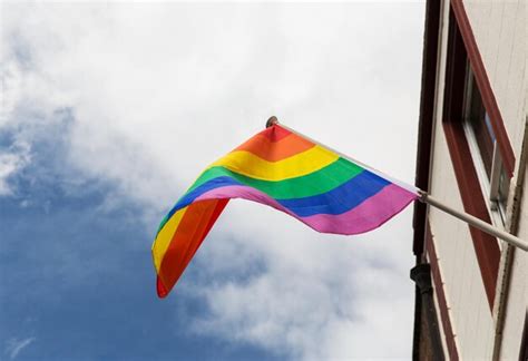 Concepto de homosexualidad símbolo y orgullo gay cierre de la bandera del arco iris ondeando
