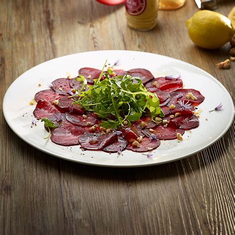 Ziegenkäse Mit Pistazien Honigkruste Auf Rote Bete Carpaccio