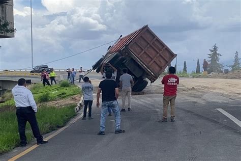 Vuelca Tractocami N Cargado De Arena En Perif Rico Ecol Gico Y