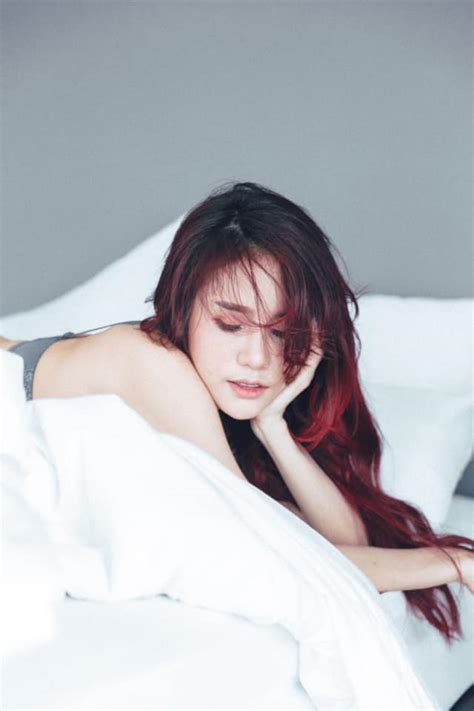 Gái xinh mặc bikini ngủ