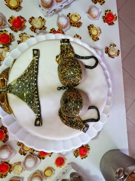 Lica Martin Ensinando E Aprendendo Bolo Para Ch De Lingerie Oncinha Dourada Llicabolos