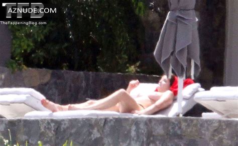 Stephanie Seymour Sexy Seen Topless Flaunting Her Hot Tits In A Bikini Bottom Under The Sun AZNude