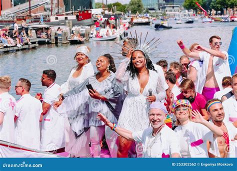 Desfile Del Orgullo Gay Lesbiana Gay Bisexual Transexual Y Aliados Lgbtq Con Disfraces