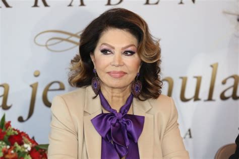 NEDA UKRADEN SE SKINULA U MINI BIKINI Pevačica pokazala BUJNE GRUDI a ovaj detalj muškarcima