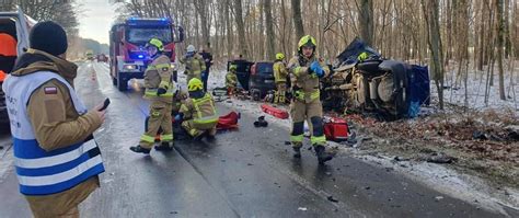 Wypadek Na Drodze Powiatowej Osoby Trafi Y Do Szpitala Komenda