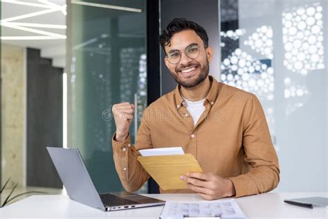 Feliz Hombre De Negocios Celebrando El Xito Mientras Le A Una Carta En