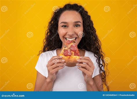 Feliz Latina Comiendo Pizzas En El Estudio Foto De Archivo Imagen De Feliz Fondo