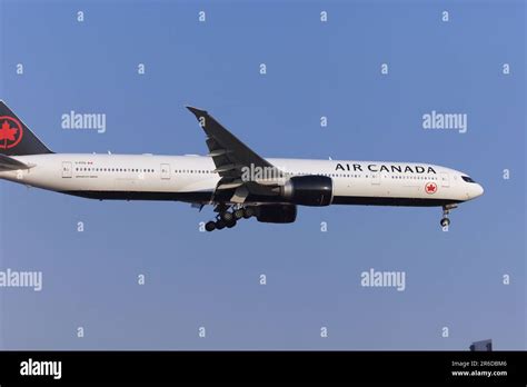 Air Canada Boeing 777 300er C Fitu Landing At Pearson Airport