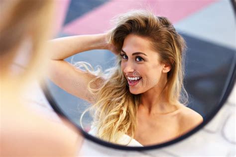 Belle Femme Caucasienne Blonde Posant Dans La Salle De Bains Avec Les Cheveux Humides Photo