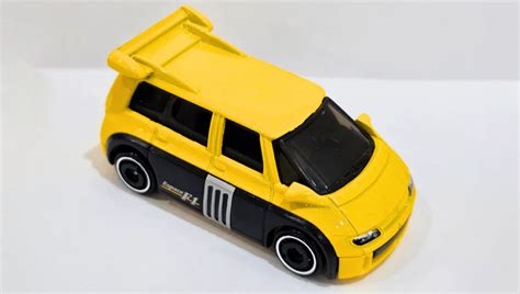 Машинка Базова Hot Wheels Renault Espace F1 Modified 1 64 HYW32 Yellow купити в інтернет