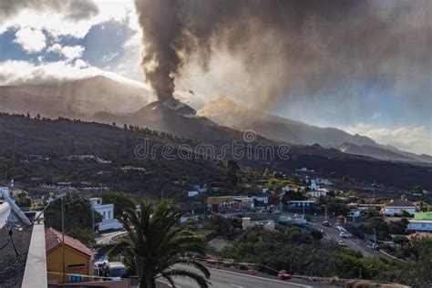 view  eruption  cumbre vieja volcano la palma canary islands