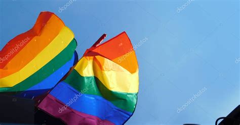 Orgullo Arco Iris Lgbt Gay Bandera Siendo Ondeado En Cielo Bg