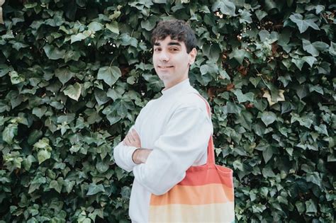 Jovem Gay Uma Lgbt Ruim Sorrindo E Tendo Um Bom Dia Sobre Um Fundo Floral Retrato De Imagem